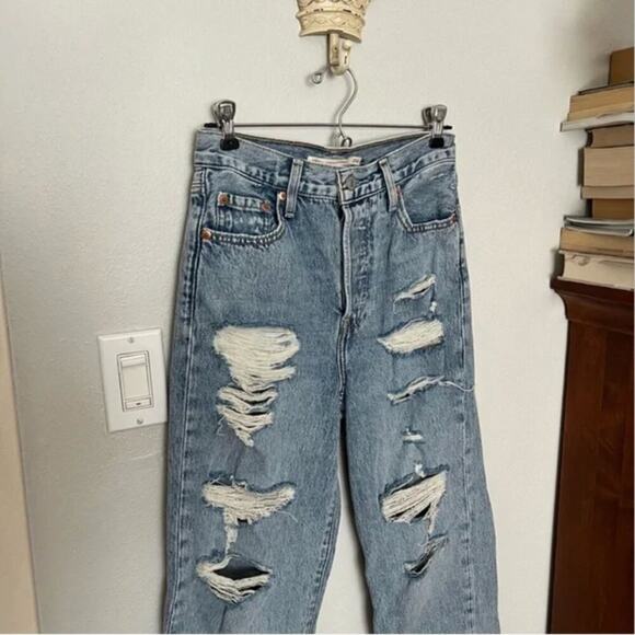 Levi’s Ribcage Straight Ankle Jeans in Light Indigo Destructed - Picture 3 of 9